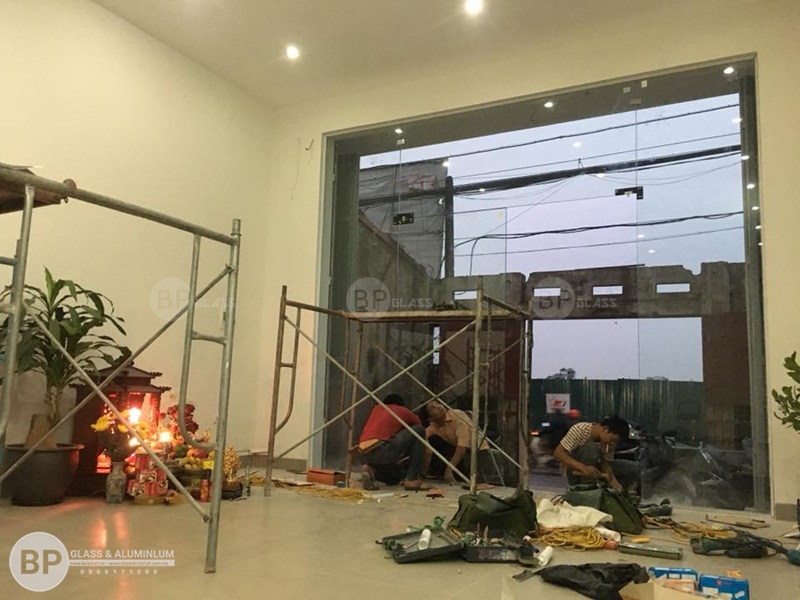 Bộ cửa kính thủy lực, cửa bản lề sàn 132 Tam Trinh 